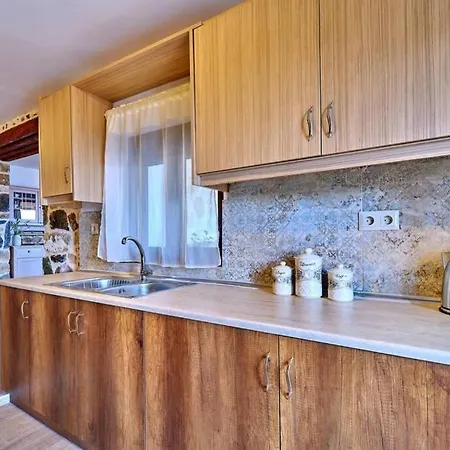 Maria's Cozy Stonehouse Kerames